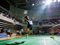 羽毛球运动员跳起杀球